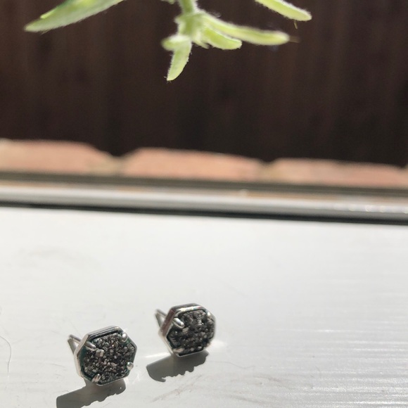 Kendra scott posts - Picture 6 of 7